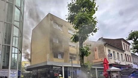 Flammen: Feuerwehr rettet zehn Erwachsene und zwei Kinder mit Leitern