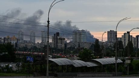 Guerre en Ukraine: au moins huit blessés après une attaque russe massive sur Kiev, à l'aube d'un deuxième échange de prisonniers