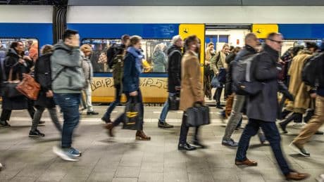 Wifi in de trein kost de NS miljoenen per jaar, maar een serie streamen of muziek luisteren is onmogelijk: ’We zijn ingehaald’