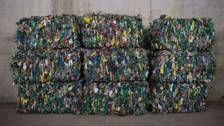 Le gouvernement présente son plan de réduction de la pollution plastique