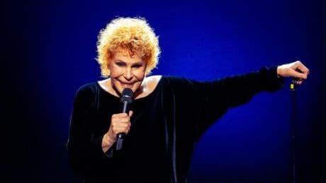 Ornella Vanoni: «Mi sono fatta ricoverare per la depressione e ho assunto psicofarmaci. Ho tatuato sul petto la S di solitudine. Gino Paoli il mio grande amore»
