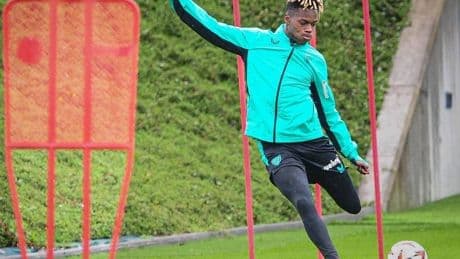 Nico se prueba con balón al margen del grupo; Sancet e Iñaki, ausentes en el entrenamiento a dos días de Old Trafford