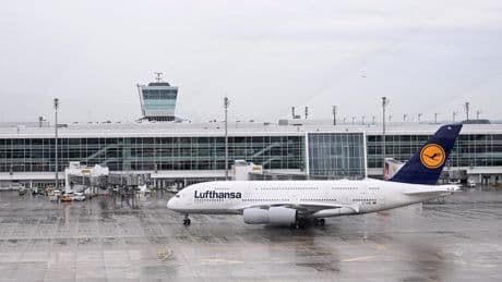 Folgen für Urlauber - Nahost-Konflikt wirbelt Flugpläne durcheinander