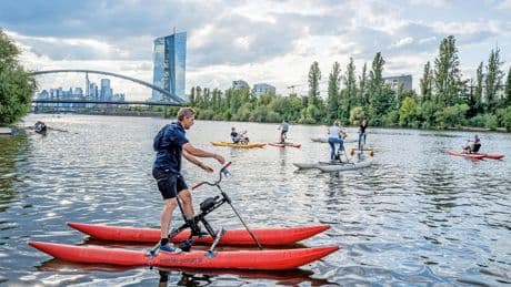 Ausflug in Frankfurt: Mit dem Fahrrad auf dem Fluss fahren