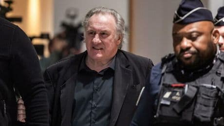 Depardieu condannato a 18 mesi per aggressione sessuale su due donne: gli abusi nel 2021 su un set
