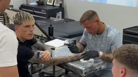 Alejandro Garnacho, en el ojo de la polémica: foto con vapeador, más tatuajes criticados y rumores de salida del United