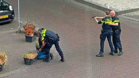 ’Dreiging met wapen in winkel na ruzie leidde tot neerschieten verdachte door politie in Den Haag’