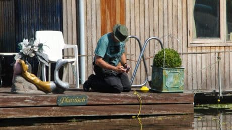 Schoen met mensenvoet gevonden in water tussen woonboten in Vlaardingen