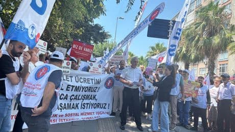 Sağlık-İş üyesi işçilerden hükümetin düşük zam teklifine karşı eylem: Sefalet dayatmasına hayır