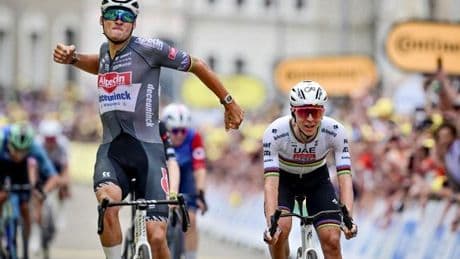 Van der Poel supera a Pogacar y toma el mando del Tour