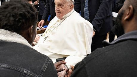 El Papa fuerza su presencia con pequeñas apariciones en su Semana Santa más atípica