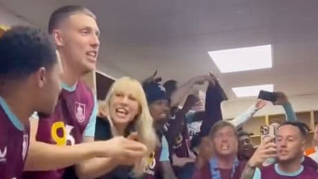 Aufstieg in die Premier League - FC Burnley feiert Kabinen-Party mit Popstar!