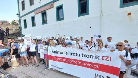 Decenas de personas se concentran en el Puerto Viejo de Getxo contra las vaquillas