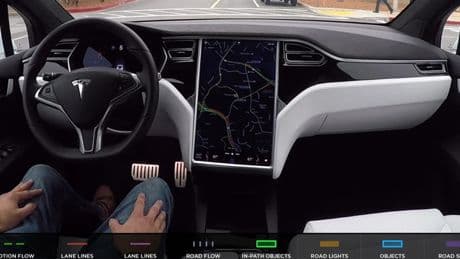 ?Tesla Model 3 in guida autonoma affronta la rotonda dell?Arco di Trionfo