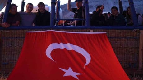 Sıcak hava balonları Türk bayrağı ve pankartlarla havalandı