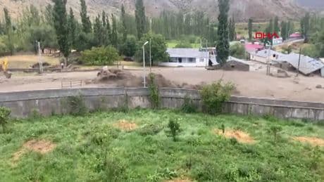 Kars'ta sağanak sel ve heyelanı tetikledi!