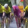 KIJK. Éven in de problemen, vervolgens nét niet sterk genoeg in de sprint: hoe Van Aert nipt het hoofd moest buigen