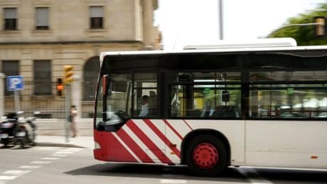 Tarragona admite haber contratado detectives para controlar el absentismo laboral en la EMT