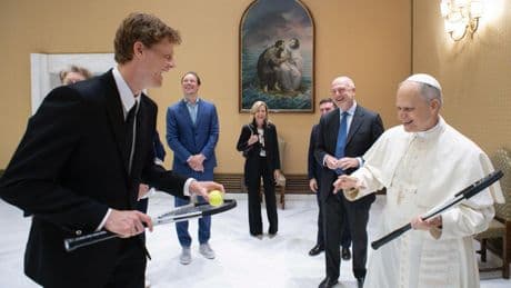 León XIV, el papa fan del tenis, recibe a Sinner en el Vaticano: "¿Quieres jugar?"