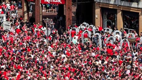 Binnenstad Eindhoven vol met PSV-fans, gemeente roept op niet meer te komen