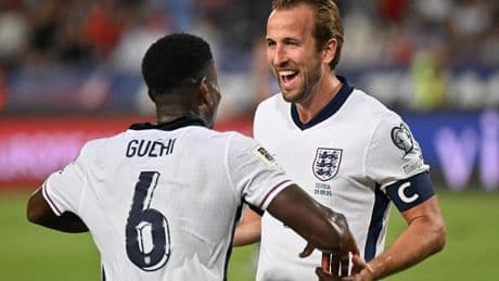 Engeland doet kritiek verstommen met voetbalshow in Servië