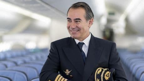 Alfonso de Bertodano, piloto y psicólogo: “El miedo a volar se intensifica en las personas con alta necesidad de control y pensamientos obsesivos, es vital ofrecerles pautas adicionales más allá de las básicas”