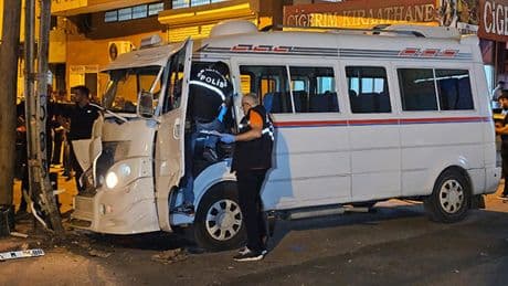 Dolmuş şoförü, direksiyon başında uğradığı silahlı saldırıda öldü
