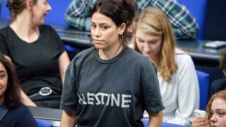 Linke | Cansin Köktürk fliegt wegen »Palestine«-T-Shirt aus dem Bundestag