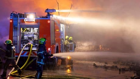 Berlin-Spandau: Person flüchtet aus brennendem Haus