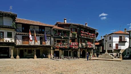 Este el primer pueblo de España que fue conjunto histórico-artístico y tiene una curiosa tradición: suelta a un cerdo por sus calles cada año