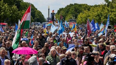 "Deutschland steht auf": Hunderte Teilnehmer bei Kundgebung am Brandenburger Tor