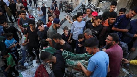 El drama de la médico Al-Najjar: se fue a trabajar y perdió a 9 de sus 10 hijos en un ataque aéreo israelí contra su casa