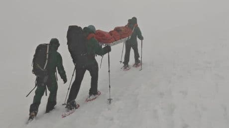 Rescate extremo en Gredos por un menor con ceguera: en camilla en volandas a través de una tormenta de nieve