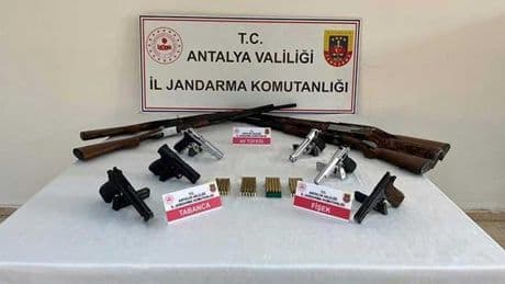 Antalya’da jandarmadan kaçak silah operasyonu
