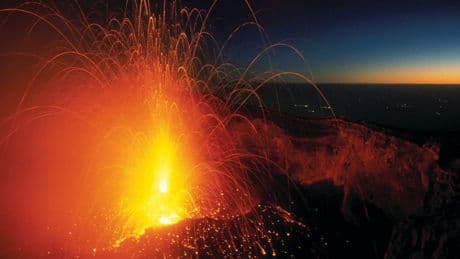 Eruzione vulcanica in Kamchatka: Krasheninnikov si risveglia dopo 450 anni, a pochi giorni dal Klyuchevskoy