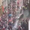 Beelden tonen hoe auto inrijdt op fans die titel van voetbalclub Liverpool vieren: bestuurder opgepakt