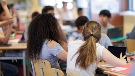 Una revisión de estudios afirma que ChatGPT es bueno para la educación y desata la polémica: "Esos resultados son imposibles"