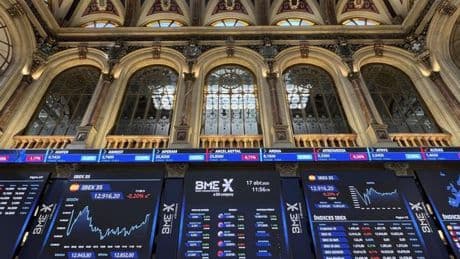 El Ibex 35 empieza la semana con un alza del 0,5% y mira a los 13.500 puntos