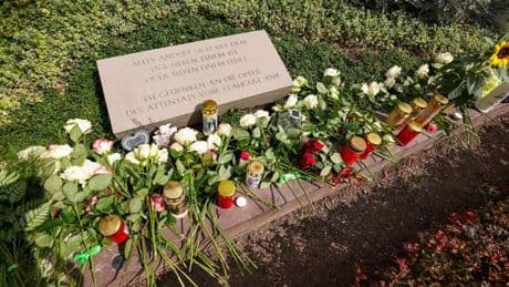 Trauer am Jahrestag: Stilles Gedenken an Anschlagsopfer zur Tatzeit 21.37 Uhr