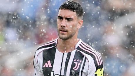 <p>Vlahovic, ora la Juve mette fretta a Ristic: l'ultimo obiettivo rimasto</p>