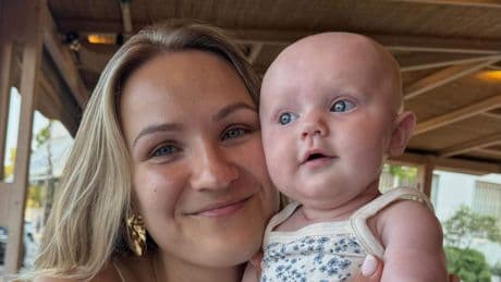 Tatum (25) neemt nanny mee op vakantie: ’Als ik even een boek wilde lezen, dan kon ik Nova aan haar geven’