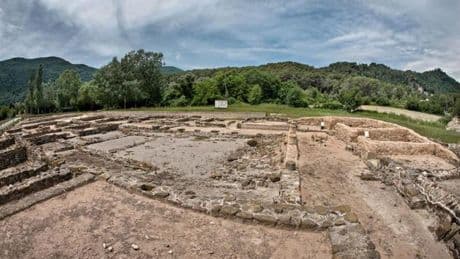 La villa romana con las termas y las letrinas más estudiadas de Catalunya
