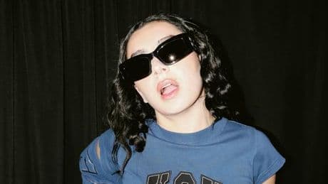 Charli XCX triomphe à We Love Green en fêtant, dans un défoulement hédoniste, le premier anniversaire de son album « Brat »
