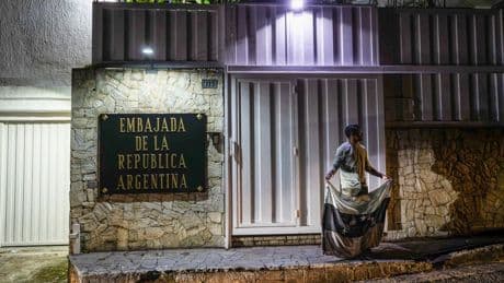 Rescatan y trasladan a EEUU a los cinco opositores refugiados en la embajada argentina en Caracas