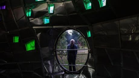 Als hij maait ziet Hib Anninga (84) de kunst in zijn beeldentuin pas echt