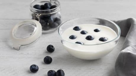 Cuatro maneras de potenciar el yogur y convertirlo en el mejor aliado de tus defensas durante el verano