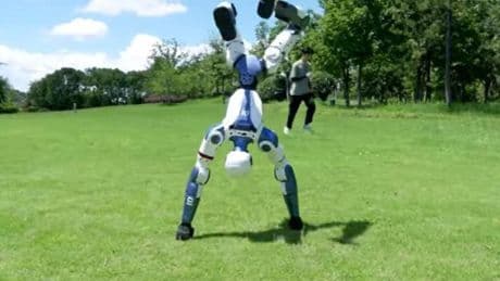 El robot humanoide chino con 26 articulaciones y por menos de 6.000 dólares: hace volteretas laterales y boxea
