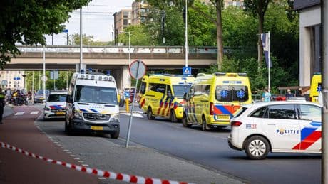 Scooterrijder overlijdt na aanrijding met taxi in Amsterdam