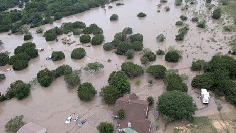 Inondations au Texas : alors que le bilan dépasse les 100 morts, les républicains sur la défensive : « C’était un acte de Dieu, ce n’est pas la faute de l’administration »