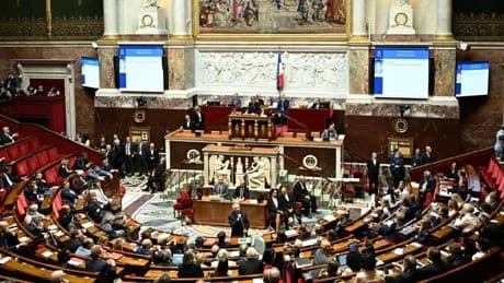 Fransa'da güvenoyu alamayan hükümet düştü